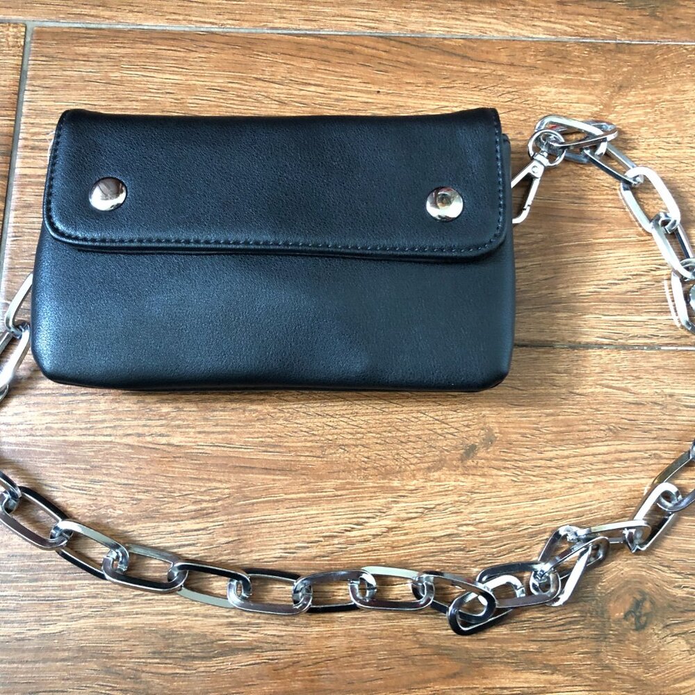 Urban Outfitters Hands- free Chain Crossbody Bag -NWOT - Picture 5 of 6